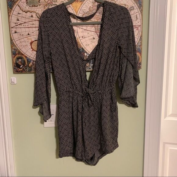 🦋Flutter Sleeve Romper🦋 - Picture 1 of 9